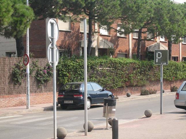 Senyal d'aparcament en bateria en mal estat al carrer Calafell de Gav Mar (13 de Setembre de 2009)